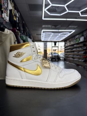 J1 “METALLIC GOLD”  (SZ 7.5M / 9W)  USED/NO BOX