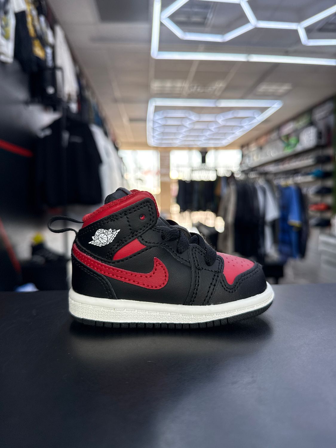 J1 MID “RED/BLK”  (SZ 4c)  USED/NO BOX