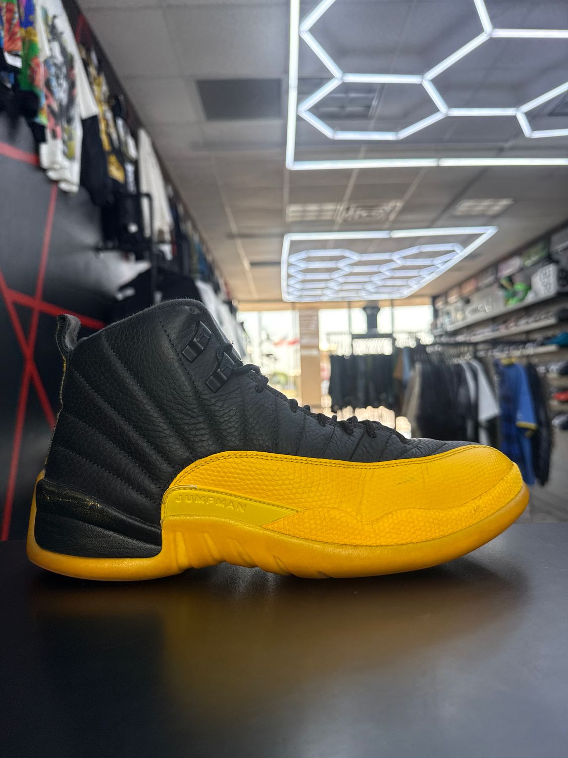 J12 “UNIVERSITY GOLD”  (SZ 10)  USED/NO BOX