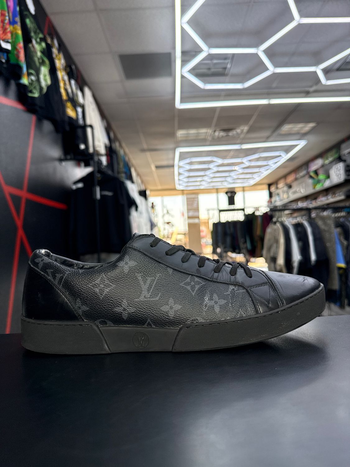 LV MATCH UP “BLK”  (SZ 9.5US)  USED/NO BOX