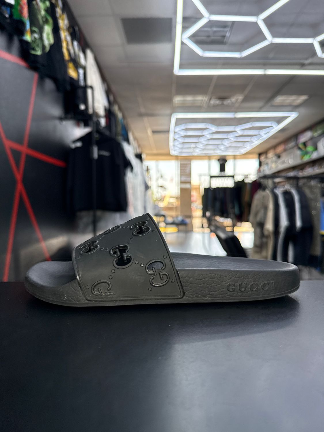 GUCCI SLIDES “BLK”  (SZ 6M / 7W)  USED/NO BOX