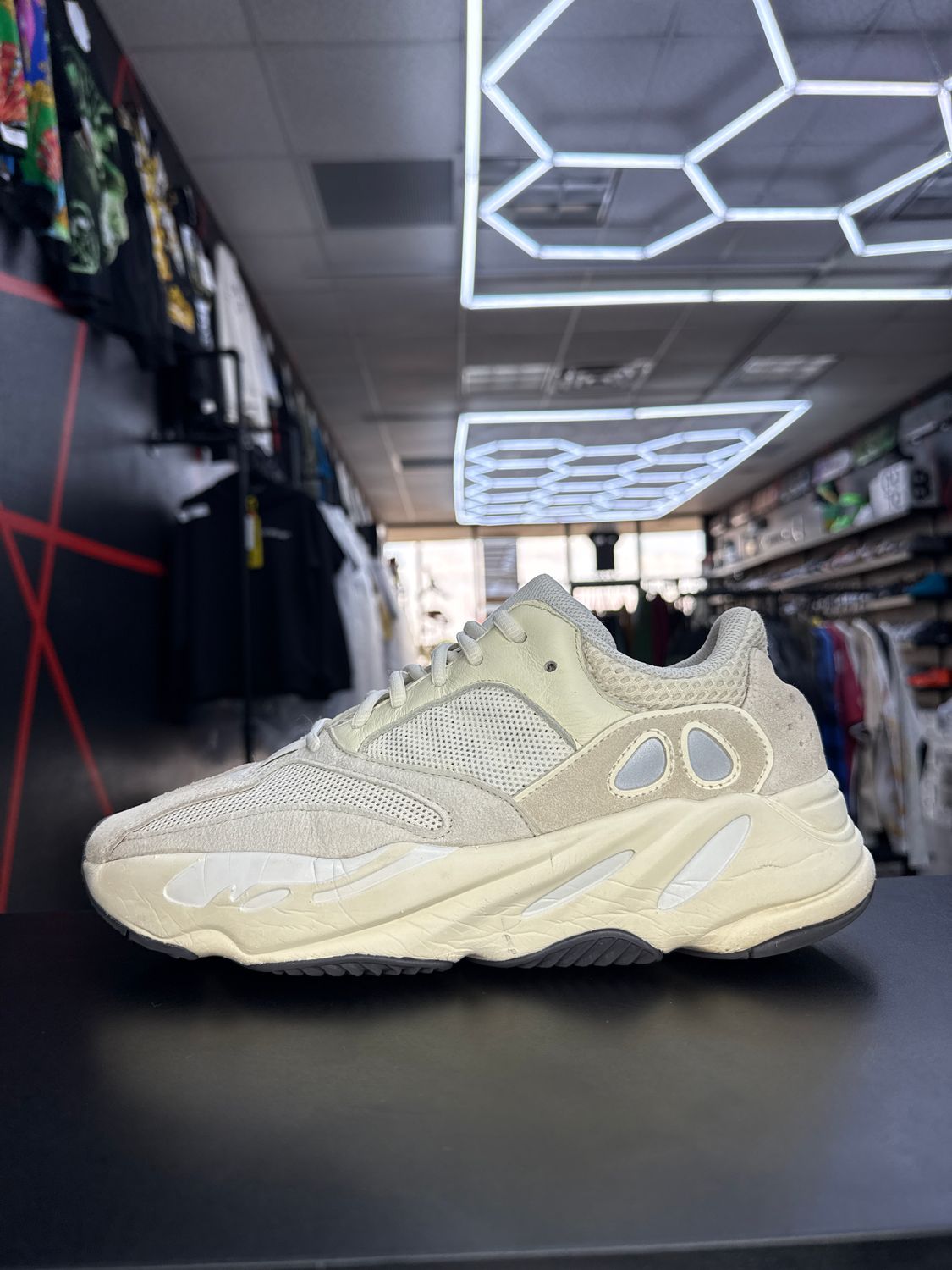 YZY 700  “ANALOG”  (SZ 10)  USED/OG ALL