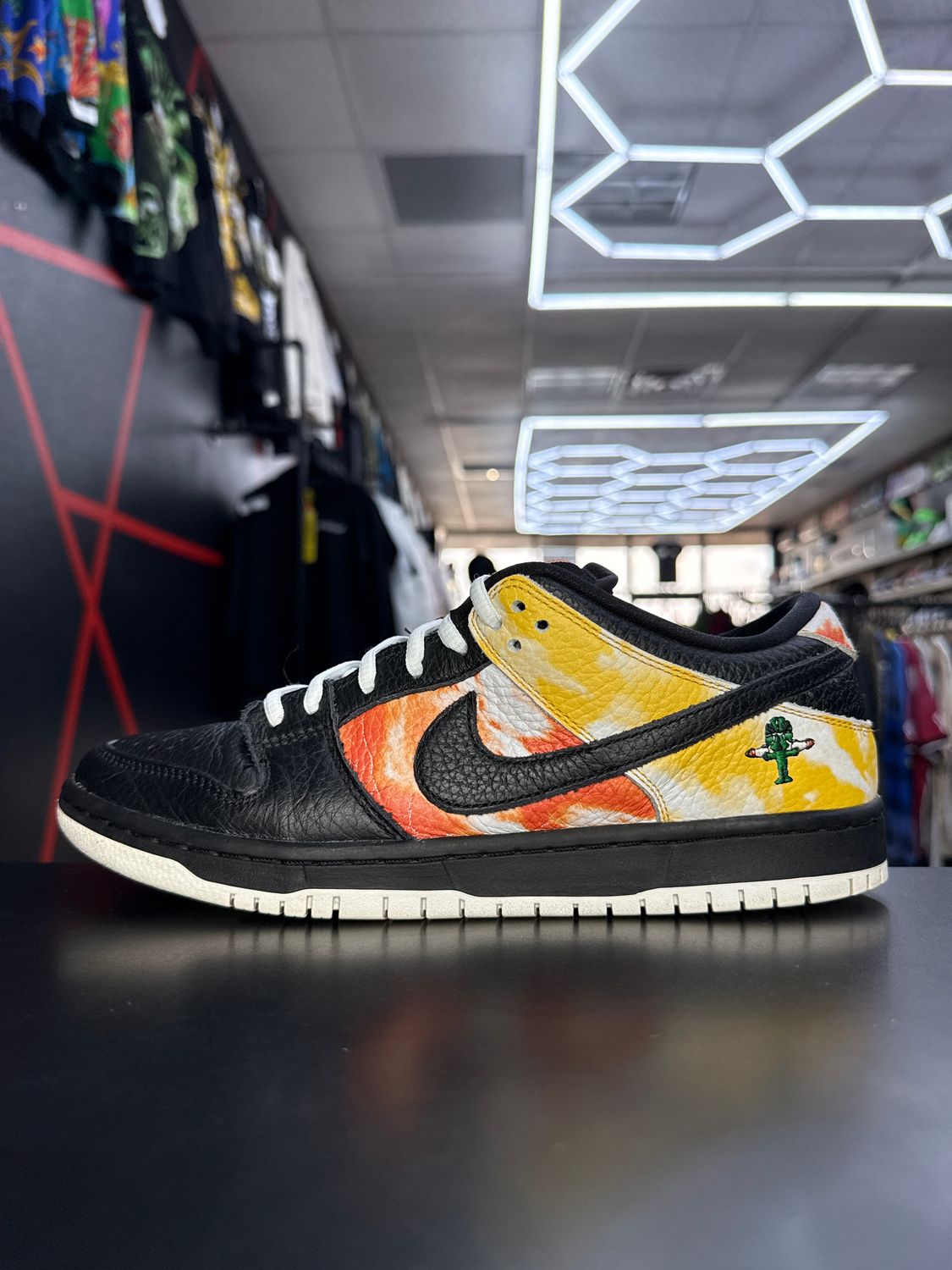 NIKE DUNK SB “RAYGUN/BLK”  (SZ 8.5)  USED/OG BOX (REP LACES)