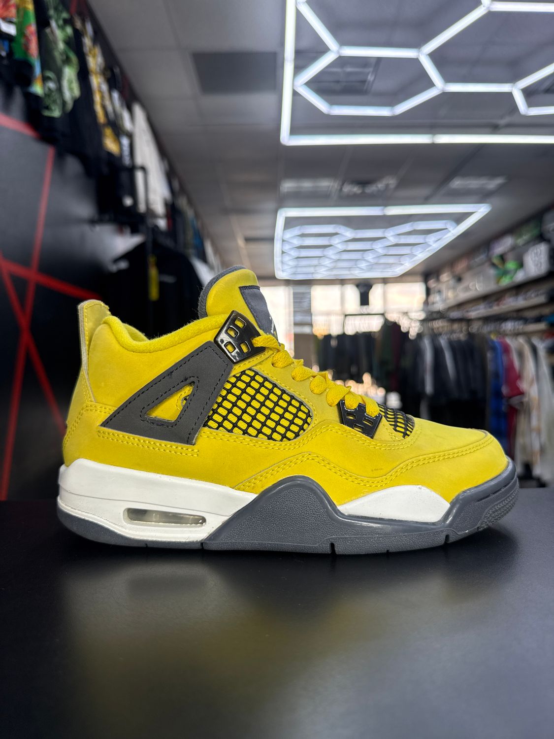 J4 “LIGHTNING”  (SZ 4.5Y / 6W)  USED/OG BOX