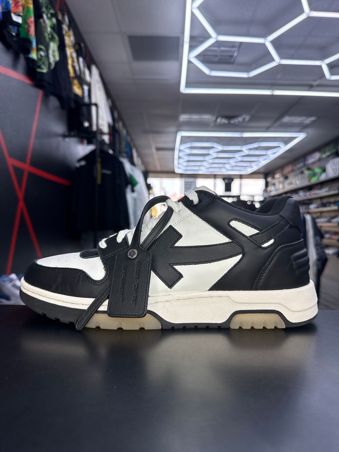 OFF-WHITE OOO “BLK/WHT”  (SZ 12US)  USED/NO BOX