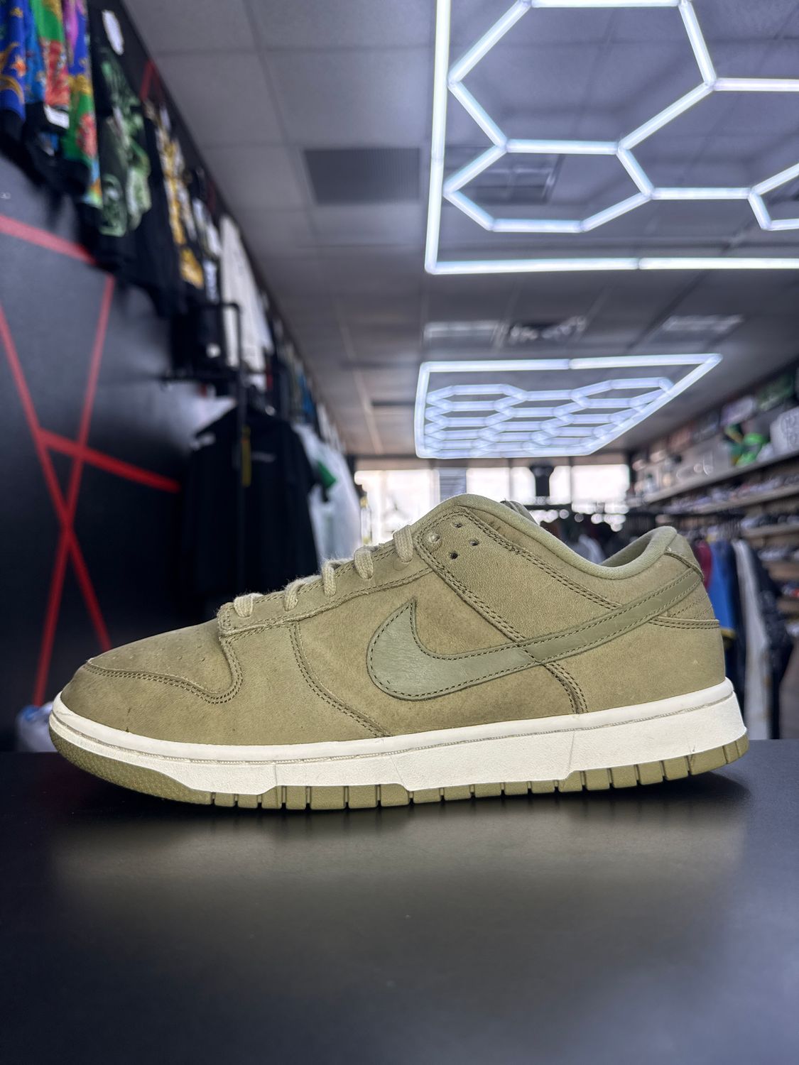 NIKE DUNK “NEUTRAL OLIVE”  (SZ 9M / 10.5W)  USED/OG BOX