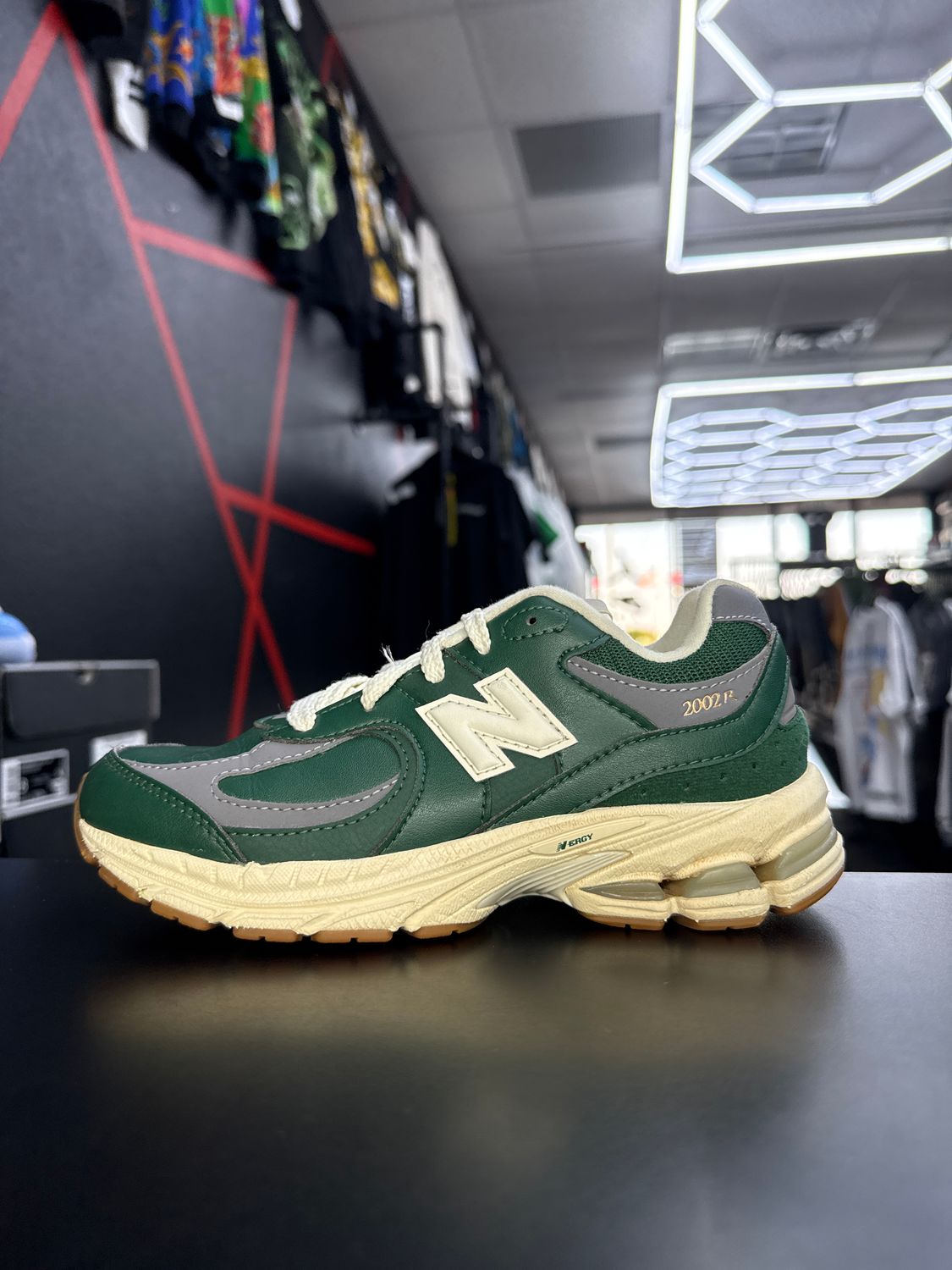 NEW BALANCE 2002r “GRN”  (SZ 2Y)  USED/NO BOX