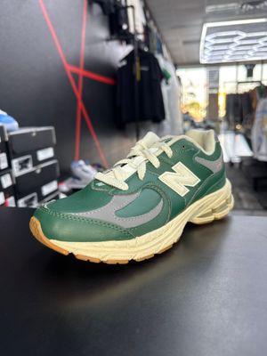 NEW BALANCE 2002r “GRN”  (SZ 2Y)  USED/NO BOX