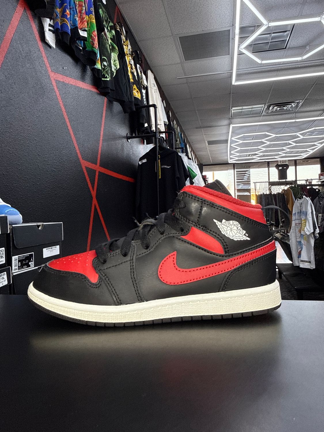 J1 MID “RED/BLK”  (SZ 2.5Y)  USED/NO BOX