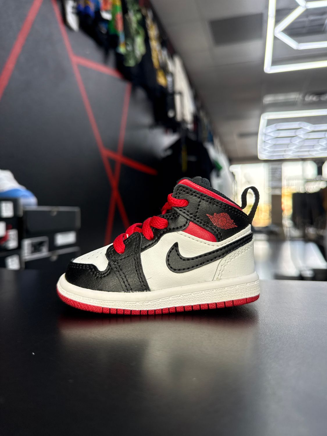 J1 MID “WHT GYM RED”  (SZ 4c)  USED/OG BOX