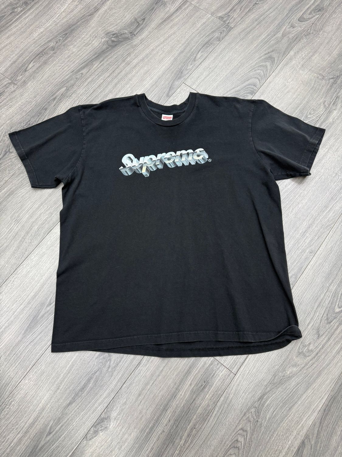 SUPREME TEE “CHROME LOGO/BLK”  (X-LARGE)  PRE OWNED