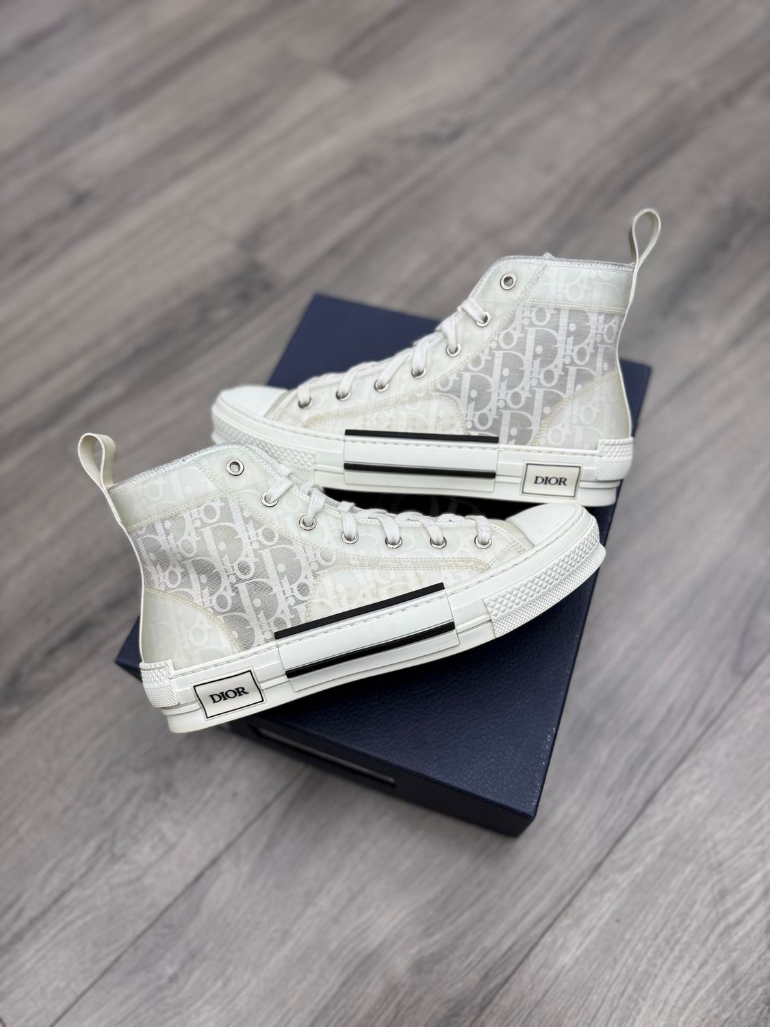 DIOR B23 “WHT”  (SZ 9US)  USED/OG BOX