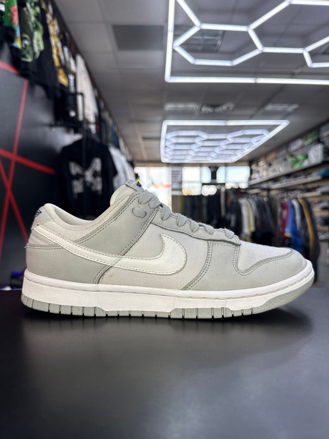 NIKE DUNK “LIGHT SMOKE GREY”  (SZ 7M / 8.5W)  USED/OG BOX