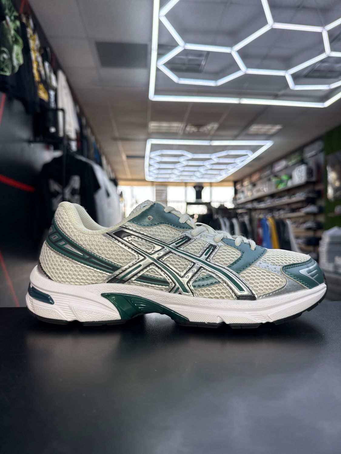 ASICS GEL-1130  “GRN/WTH”  (SZ 8.5)  USED/OG BOX (NO INSOLES)