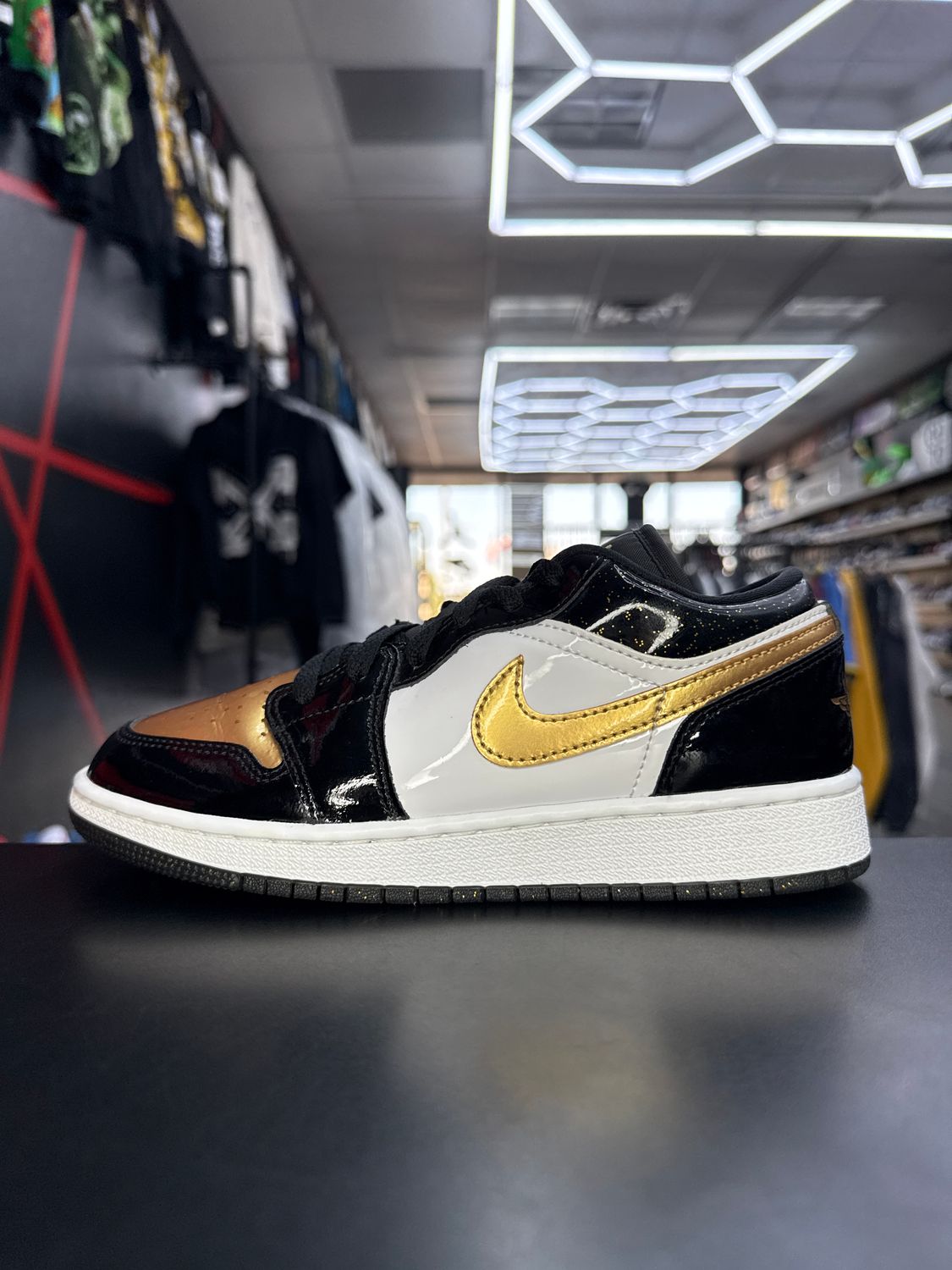 J1 LOW “GOLD TOE”  (SZ 4Y /5.5W)  USED/NO BOX