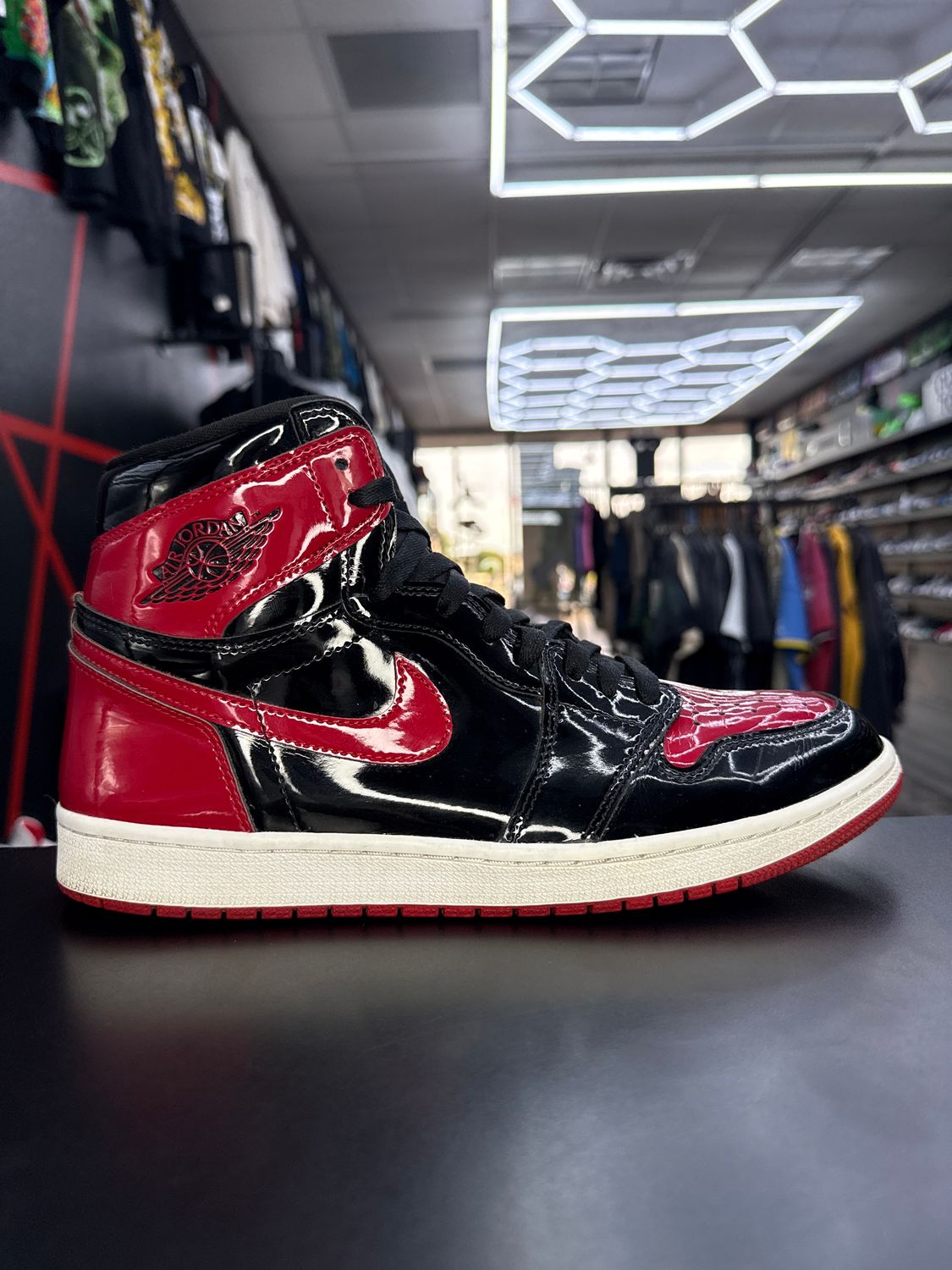 J1 “PATENT BRED”  (SZ 11)  USED/OG BOX (NO LID)