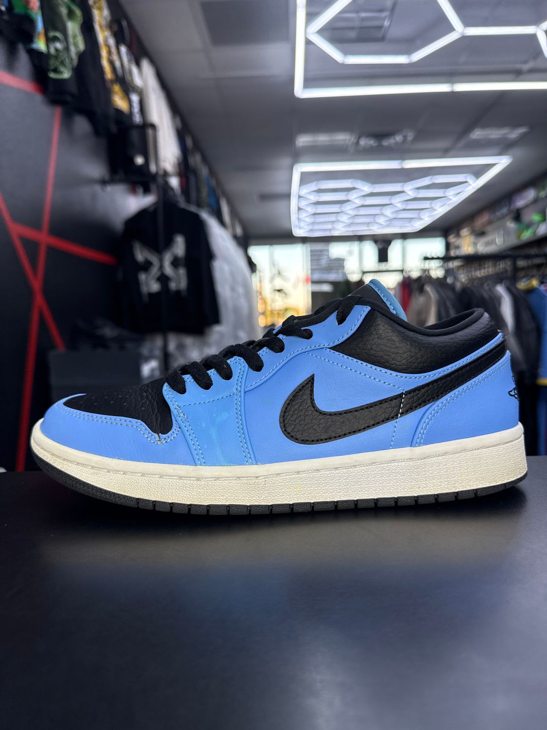 J1 LOW “UNIVERSITY BLUE BLK”  (SZ 8.5)  USED/NO BOX