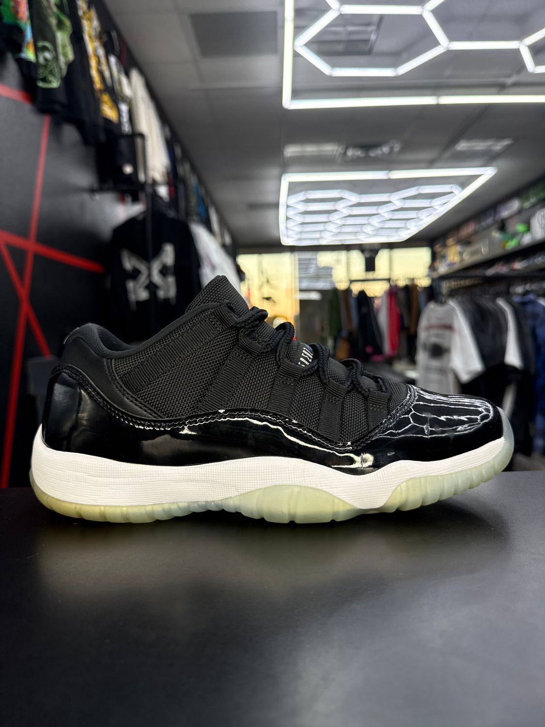 J11 “SPACE JAM”  (SZ 7Y / 8.5W)  USED/NO BOX