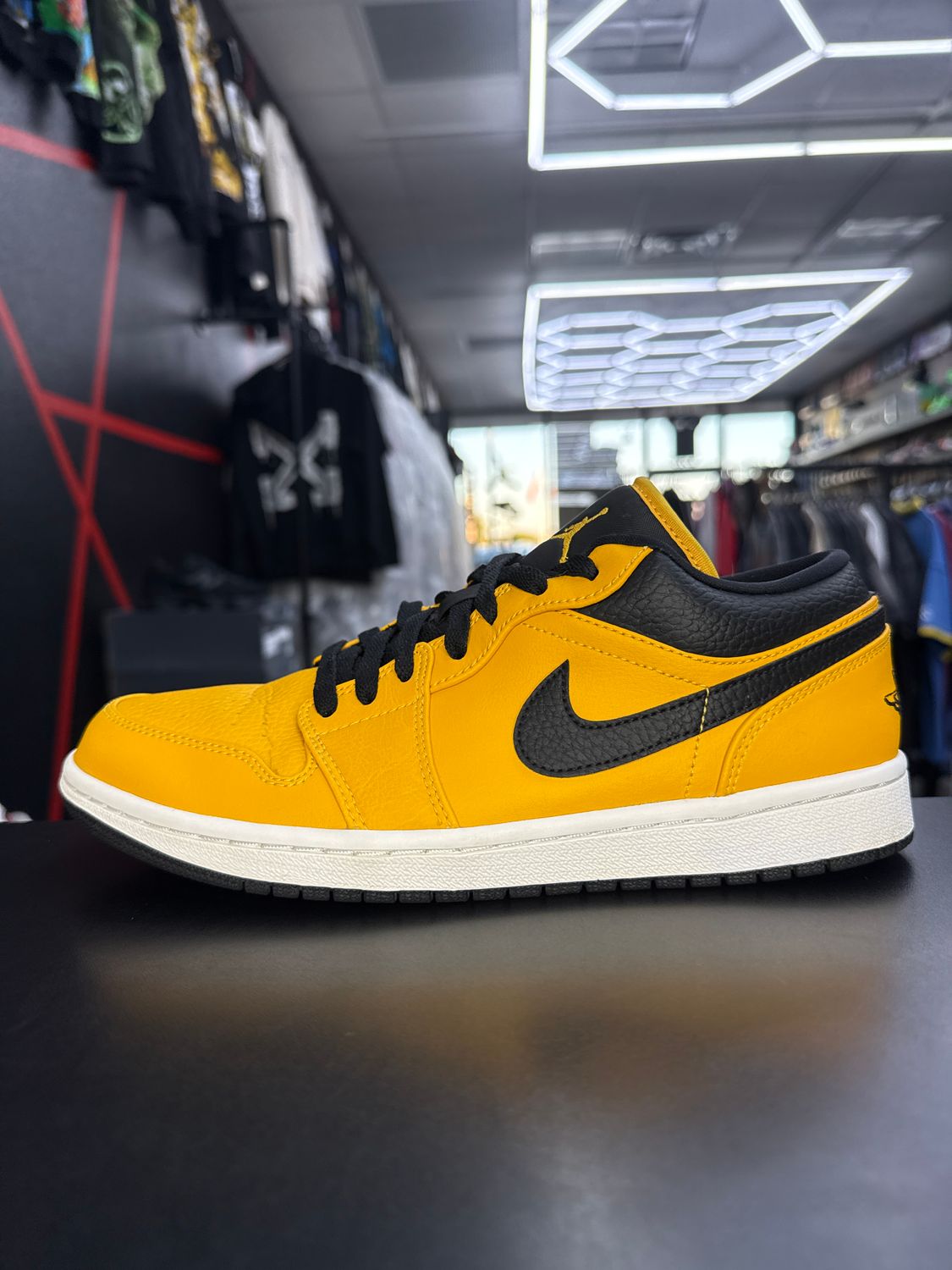 J1 LOW “UNIVERSITY GOLD”  (SZ8)  USED/NO BOX