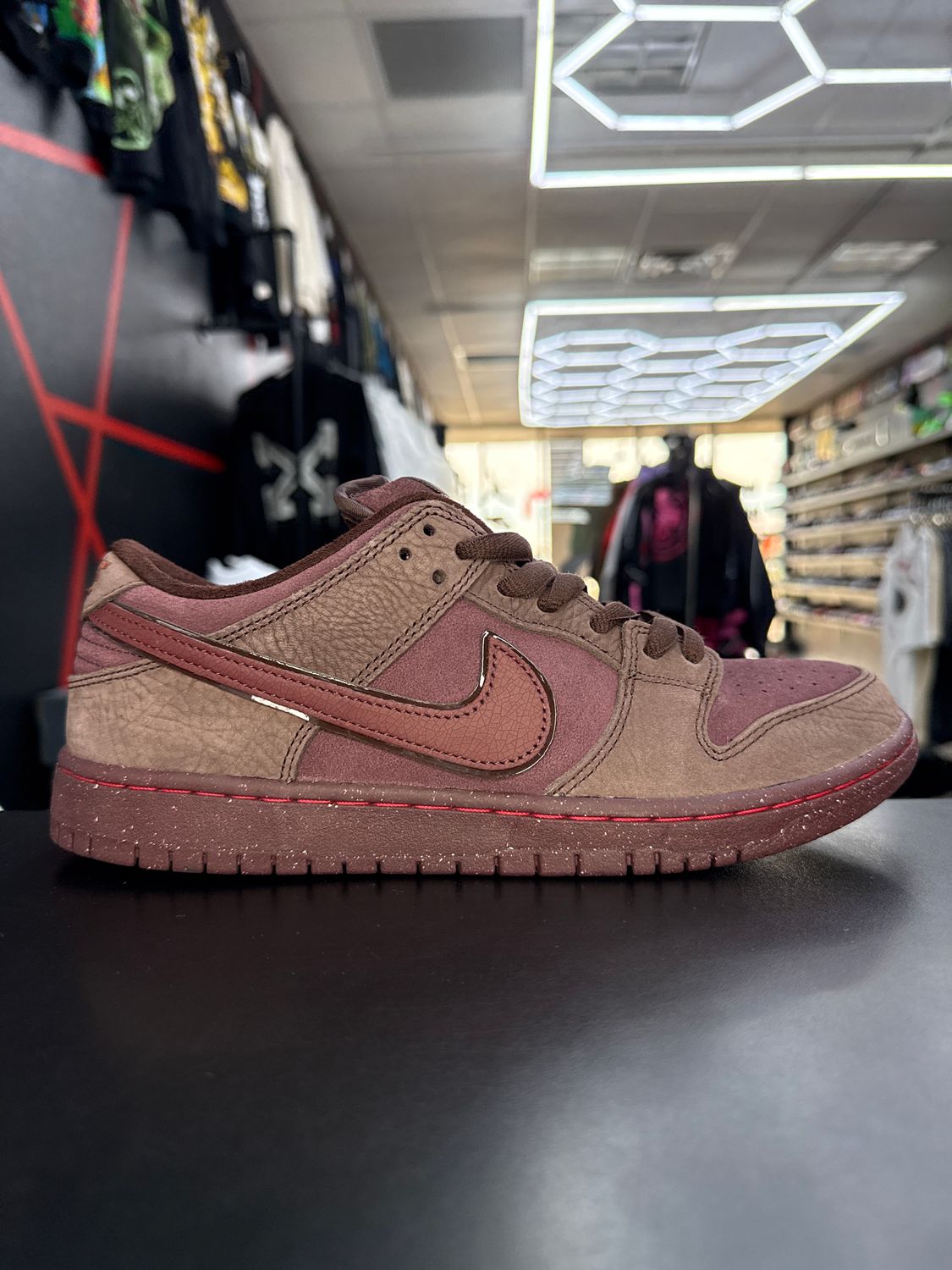 NIKE DUNK SB “CITY OF LOVE BURGUNDY CRUSH”  (SZ 9)  USED/OG BOX
