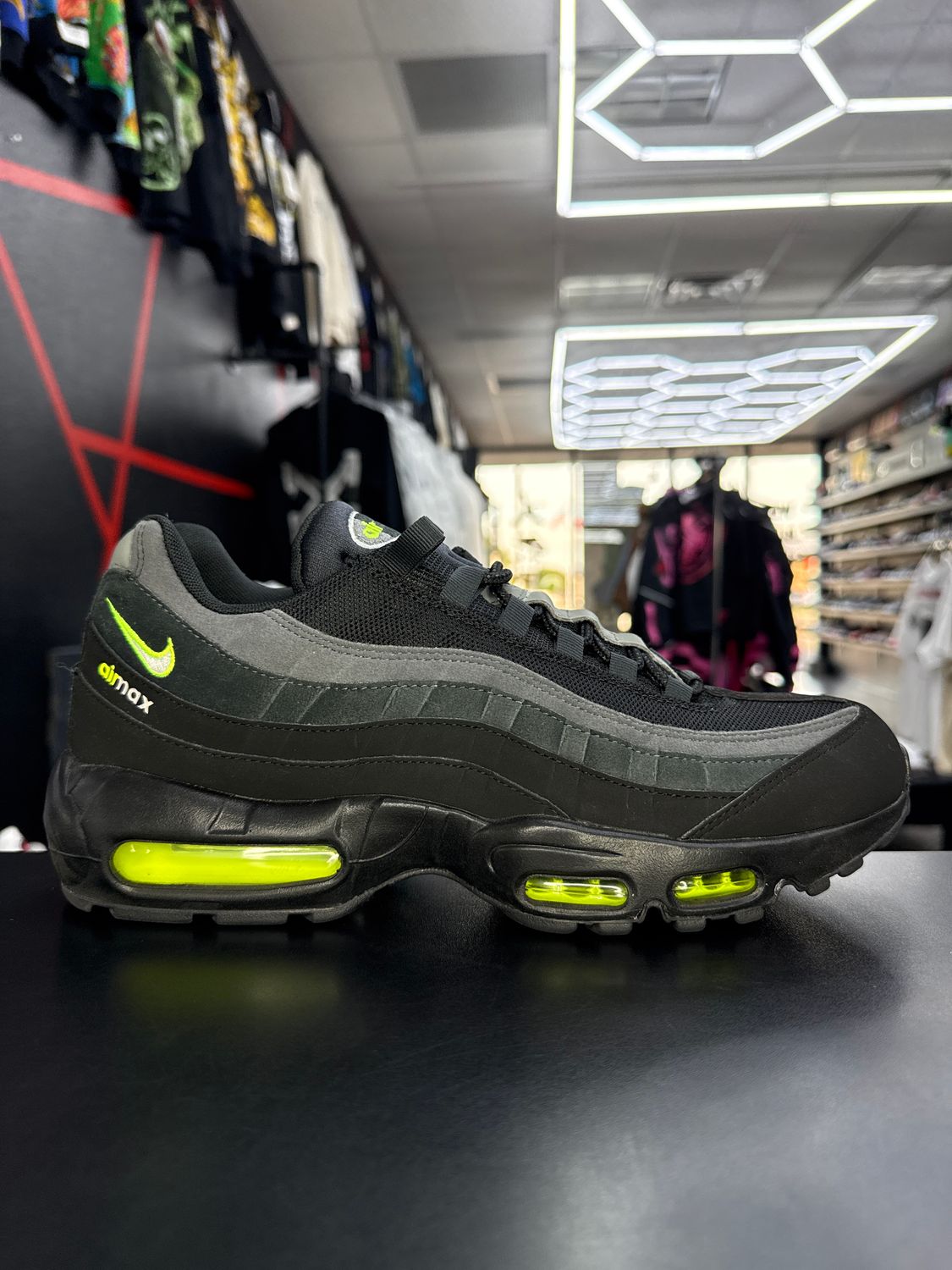NIKE AIR MAX 95  “BLK VOLT”  (SZ 10.5)  WORN 1x/NO BOX