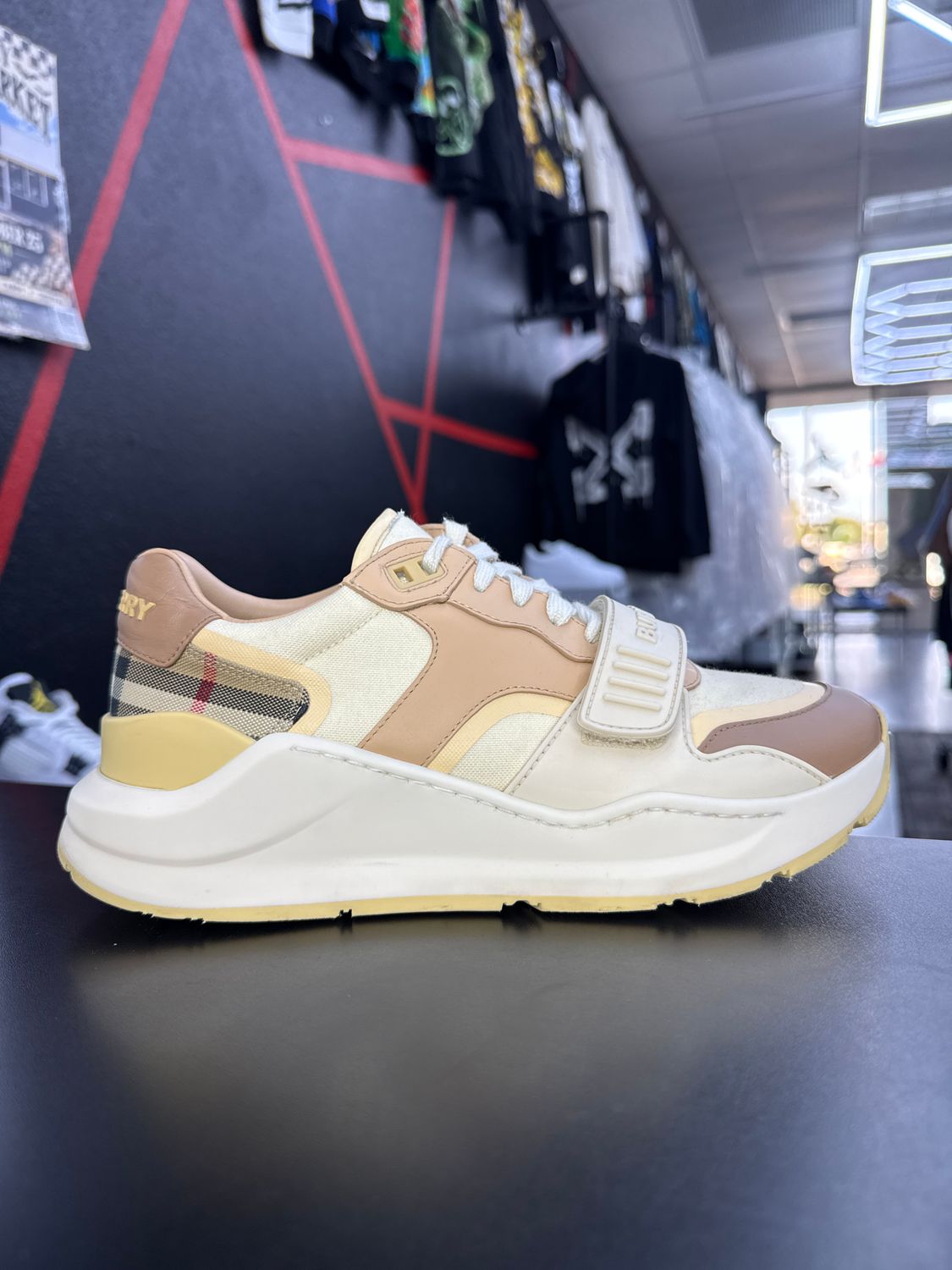 BURBERRY RAMSEY  “BEIGE”  (SZ 7.5W / 38UK)  USED/NO BOX