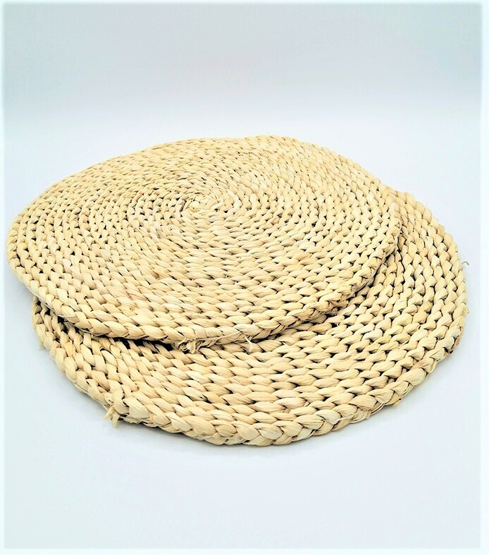 Coppia sottopiatti in rattan colore chiaro.