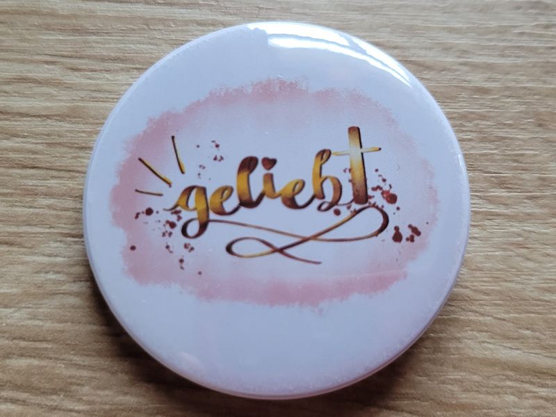 Handgemachter Button 38mm "geliebt" Handgemachter Button 38mm "geliebt"