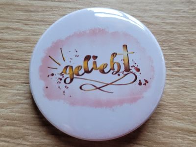 Handgemachter Button 38mm "geliebt" Handgemachter Button 38mm "geliebt"