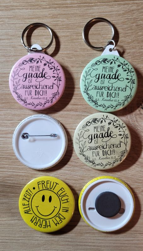 Stelle deine eigene Mischung von 45mm Schlüsselanhänger, Magneten & Buttons zusammen! Stelle deine eigene Mischung von 45mm Schlüsselanhänger, Magneten & Buttons zusammen!