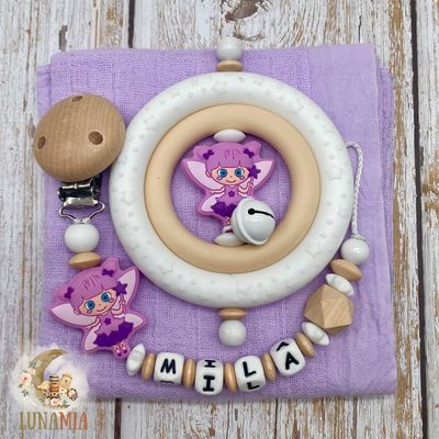 Geschenksets für Babys mit Feenmotiv, bestehend aus Nuggikette, Beissring und einem fliederfarbenen Nuscheli