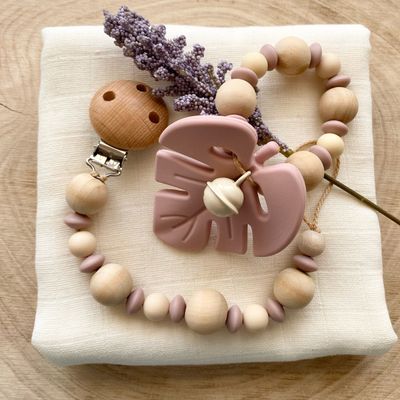 Geschenkset für Babys aus Holz mit Nuggikette und Beissring Blatt aus Silikon plus beigefarbenes Nuscheli