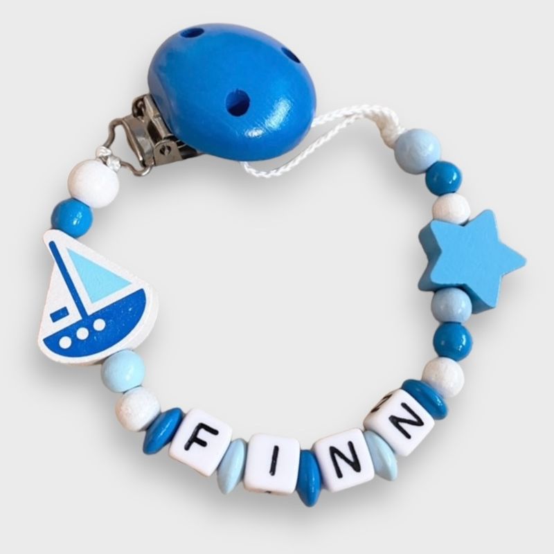 Nuggikette mit Name aus Holz mit Boot und Stern in blau