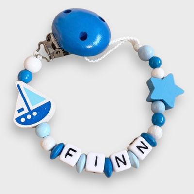 Nuggikette mit Name aus Holz mit Boot und Stern in blau