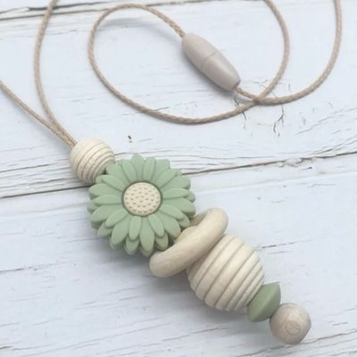 Stillketten mit Blume und Ring
