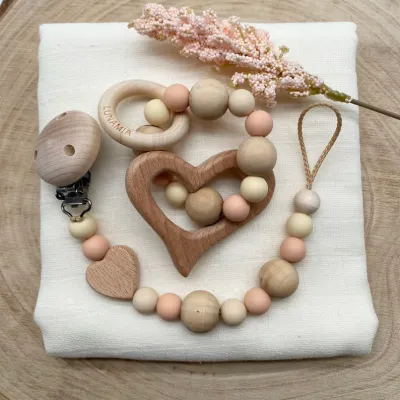 Geschenkset für Babys aus Holz mit Nuggikette und Beissring und Herzmotiv plus beigefarbenes Nuscheli