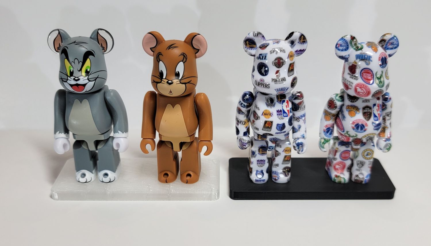 Display stand for 2 Bearbrick or Kubrick 100% in black or translucent.