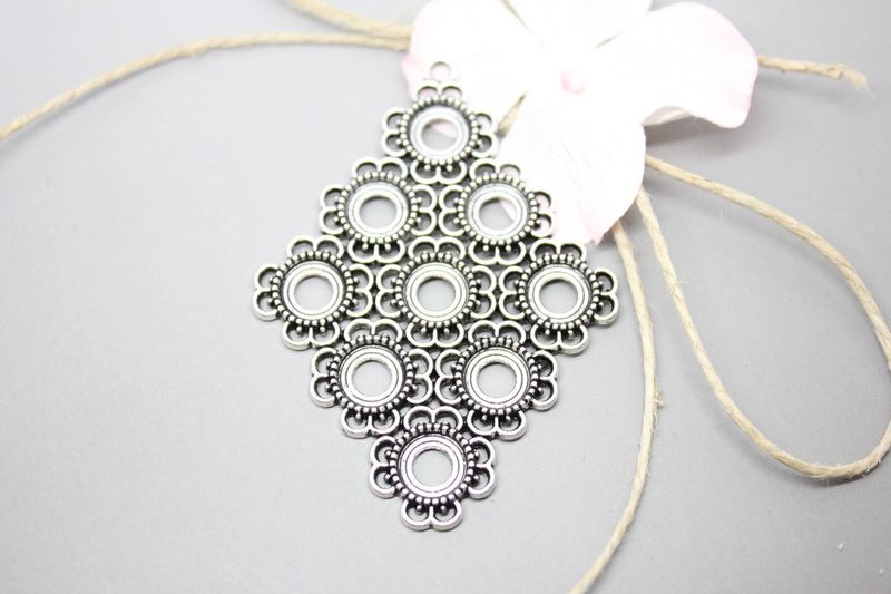 2 magnifiques pendentifs losange argente vieilli pour cabochon 8