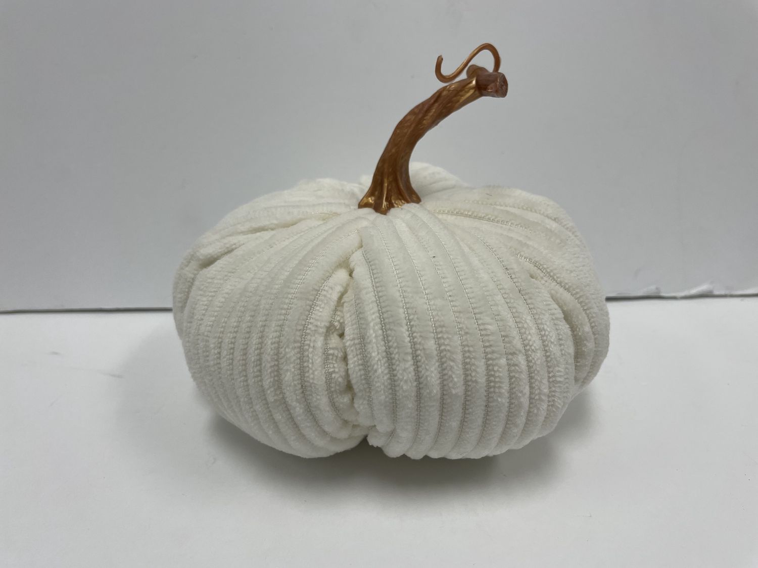PLUSH WHITE PUMPKIN