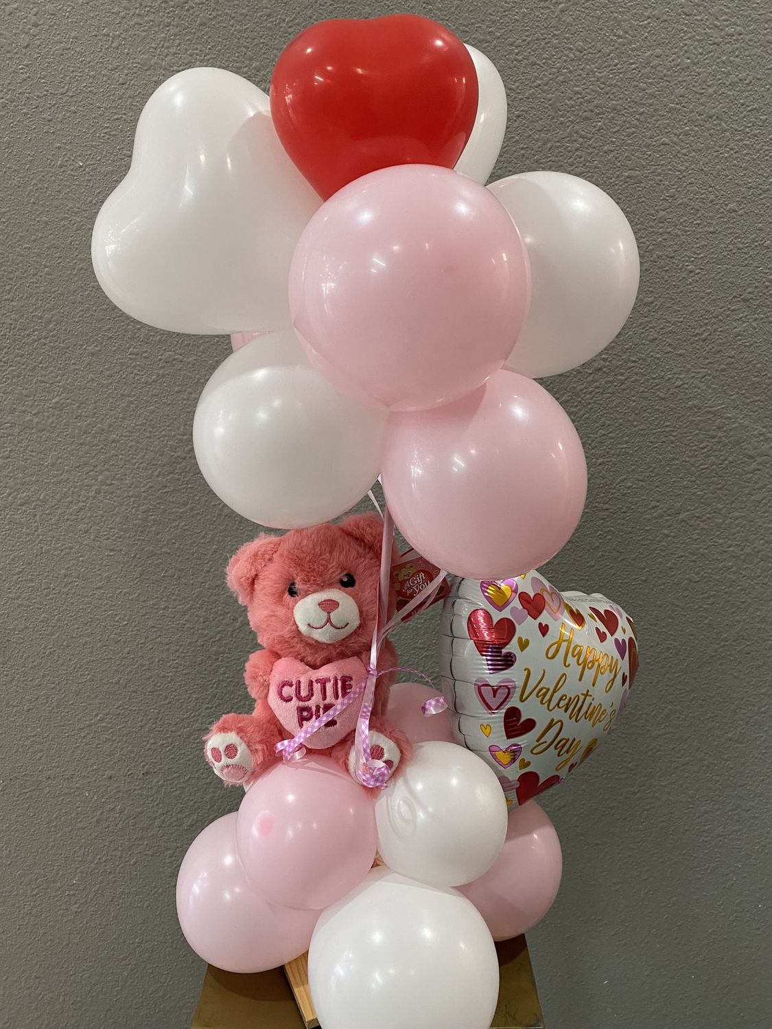 CONVERSATION BEAR BALLOON TOWER