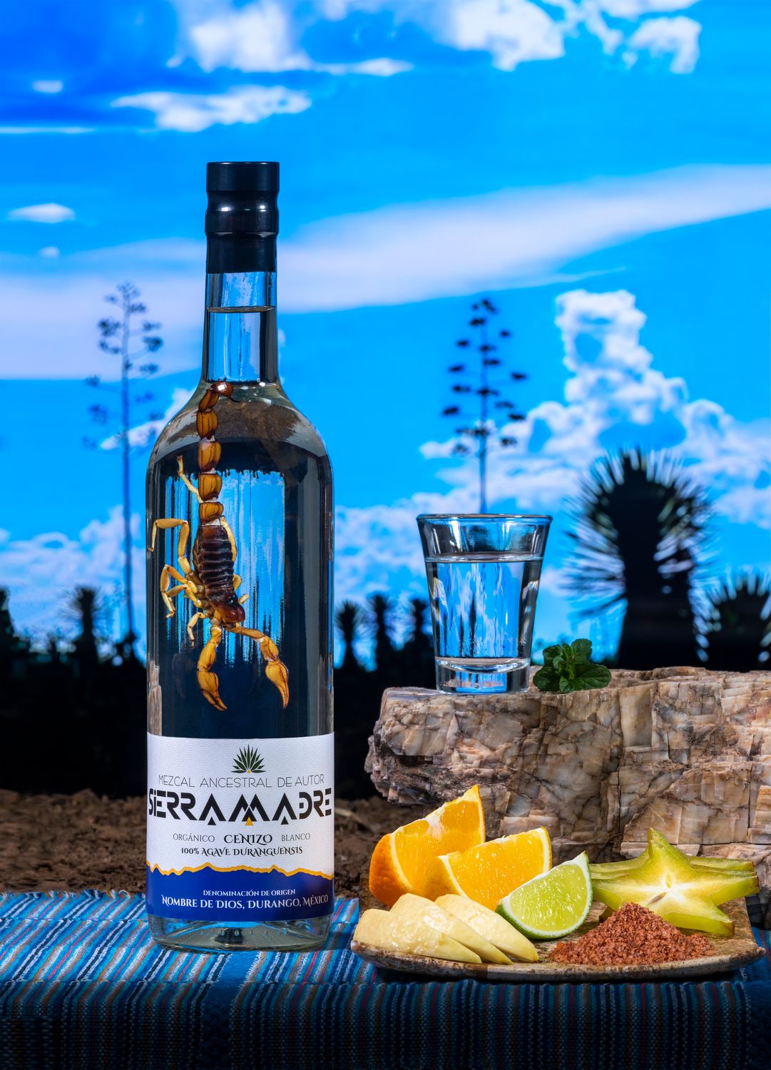 MEZCAL ANCESTRAL DE AGAVE CENIZO. 42% Alc. Vol.
Abocado con alacrán