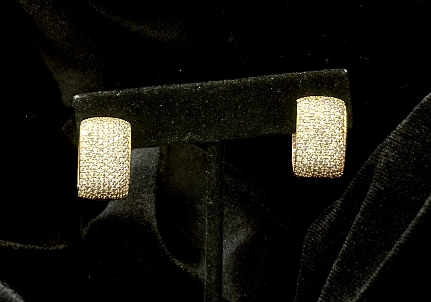 Tonobi Ear2410 Pave&#39; Crystal &amp; Rose Gold Hoop Earrings