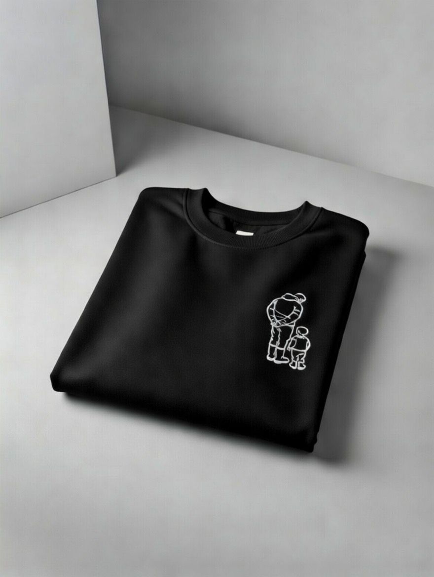 Sweater  KING / QUEEN met lijntekening geborduurd