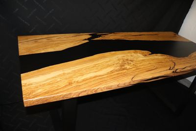 Tavolo artigianale in legno con resina epossidica - Handcrafted wooden table with epoxy resin