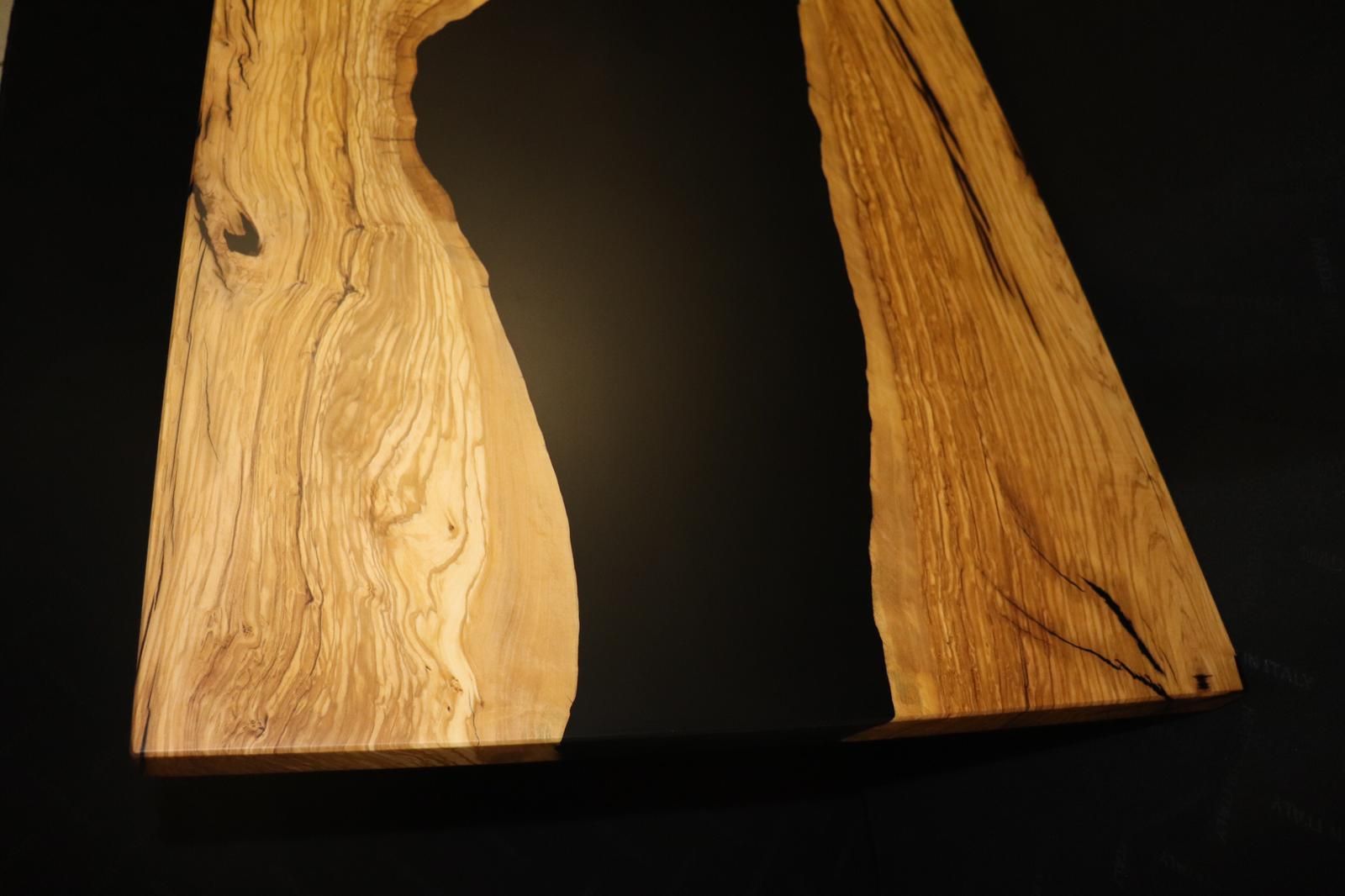 Tavolo artigianale in legno con resina epossidica - Handcrafted wooden table with epoxy resin