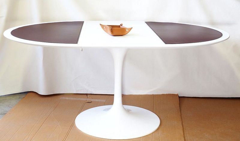 Tavolo con piano in cuoio Eero Saarinen estendibile - Replica