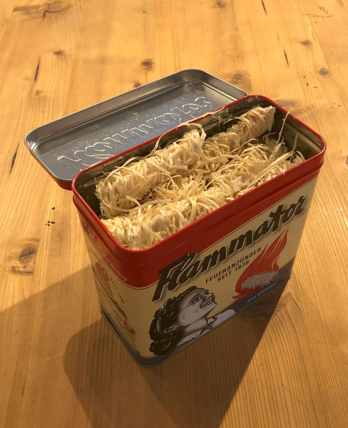 Grillanzünder mit Nostalgiedose seit 1938