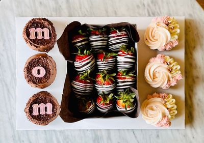 mother's day rosette cupcakes &amp; chocolate-covered strawberries