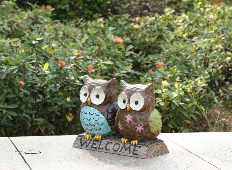 75618-E - OWL COUPLE W/WELCOME SIGN / 10.38" H