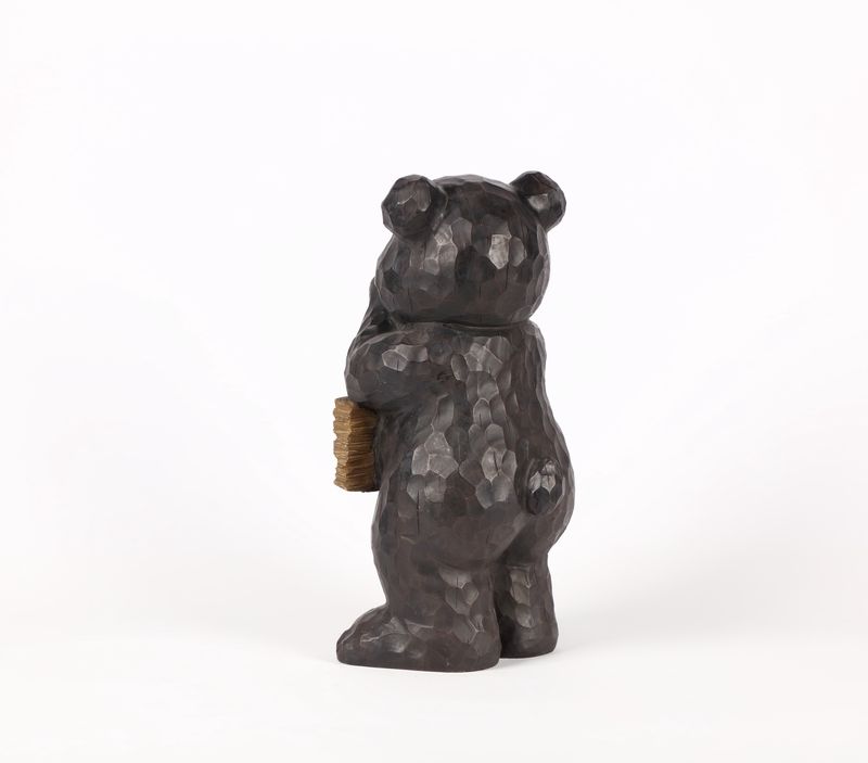 75619-G - BEAR LEANS ON WELCOME SIGN / 17.25" H